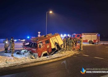Karczów: Wóz strażacki OSP w rowie