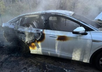 Pożar elektrycznego Volkswagena w miejscowości Poddębie