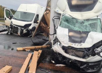 Zderzenie samochodów dostawczych na A4