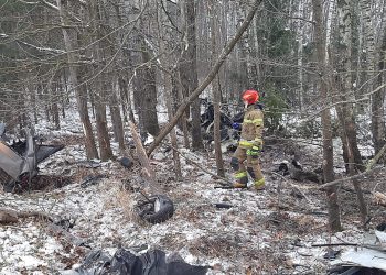 Wypadek pod Łomżą. Osobówka rozpadła się na części