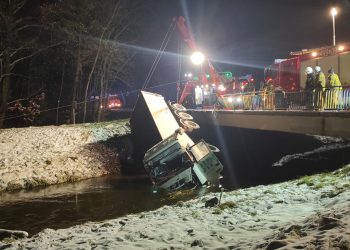 Ciężarówka w kanale. Wezwano SGRT ‘LUBLIN-3 – PUŁAWY’