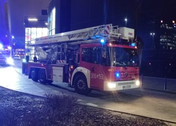 Warszawska JRG 16 z ‘nowym’ podnośnikiem