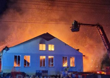 Nocny pożar hal pod Myślenicami