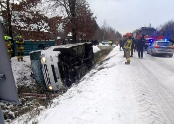 Niedaleko Mielca autobus wpadł do rowu. Ranne dzieci