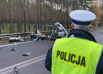 Czołowe zderzenie. Osobówka rozerwana na części
