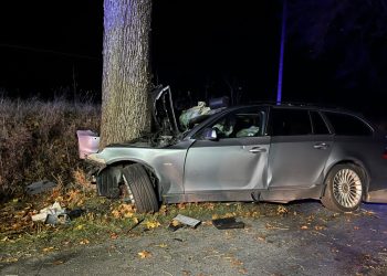 Jechał do remizy na alarm. Uderzył w drzewo