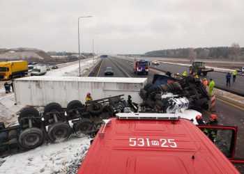 Na S7 przewróciła się ciężarówka. Kierowca był uwięziony w kabinie