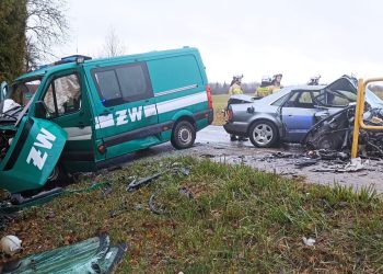 Wypadek na DK-58. Uderzył w busa Żandarmerii Wojskowej