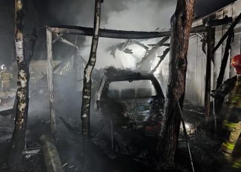 Pożar budynku na polu kempingowym. Nocna akcja strażaków w Chłapowie