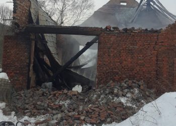 Podczas akcji runęła ściana. Ranni strażacy