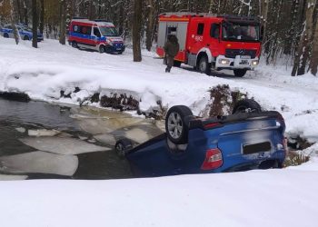 Osobówka wpadła do kanału. Dwie osoby nie żyją
