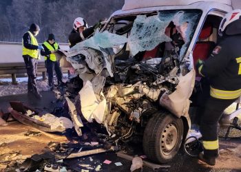 Śmiertelny wypadek na A4. Samochód dostawczy najechał na pługopiaskarkę