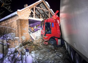 W Zaleszanach ciężarówka uderzyła w budynek