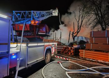 Pożar hali we Wrocławiu. Jeden strażak został ranny