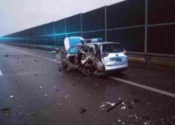 Autobus uderzył w radiowóz. Ranni policjanci, uszkodzony wóz strażacki