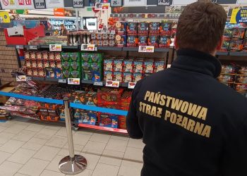 Strażacy kontrolują stoiska z fajerwerkami