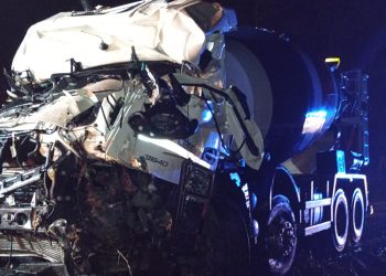 Wypadek pod Wizną. Betoniarka uderzyła w drzewo