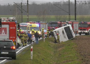 Wypadek na DW-364. Autobus z dziećmi w rowie