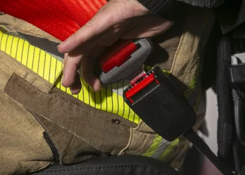 Jak prawidłowo zapinać pasy bezpieczeństwa?