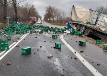 Piwo na drodze, ciężarówka w rowie