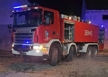 Czerwony gigant zaparkował w remizie OSP Kunice