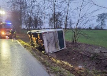 Autobus w rowie. Poranne zdarzenie w Starej Rawie pod Skierniewicami