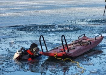 Pod mężczyzną załamał się lód. Akcja SGRW-N w Rokitkach
