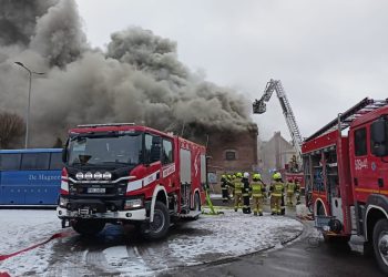 Pożar w Międzychodzie. Płonie sklep ze sprzętem AGD i RTV