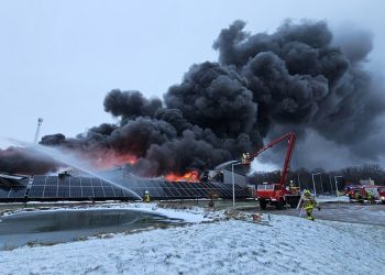 Pożar w Ołtarzewie. Jedna osoba nie żyje, ranni strażacy