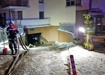 Pożar w garażu podziemnym. W akcji strażacy z dwóch powiatów