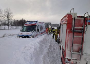 Karetka w zaspie śnieżnej. Strażacy ruszyli z pomocą