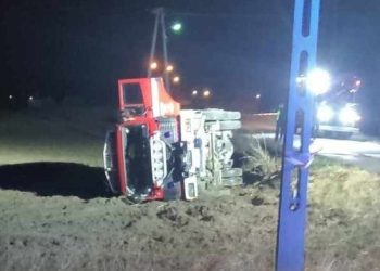 Wóz strażacki OSP wypadł z drogi