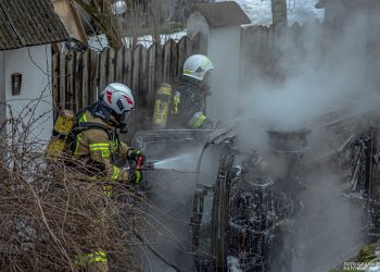Kryspinów. Osobówka w rowie, wybuchł pożar