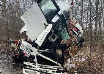 Śmiertelny wypadek w Bystrej. Ciężarówka uderzyła w drzewo