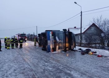 Autokar z Ukrainy na boku. Są ranni