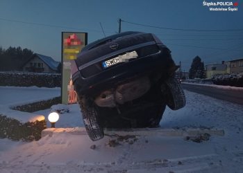 Wjechał do rowu, później zasnął. Był kompletnie pijany