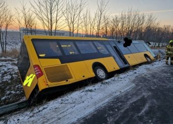 Autobus w rowie. Dwie osoby poszkodowane