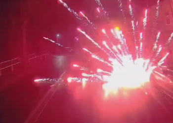 Wóz strażacki uszkodzony przez fajerwerk [WIDEO]
