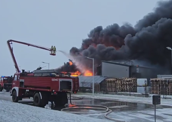 Hala w ogniu. Duży pożar w Ołtarzewie pod Warszawą