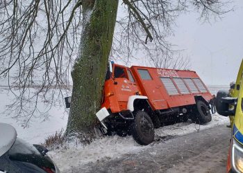 Wóz strażacki OSP uderzył w drzewo. Ranni strażacy