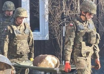 Przez osiemdziesiąt lat spali na bombie