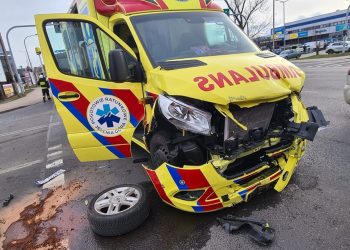 Kolizja z udziałem nowego ambulansu w Jeleniej Górze