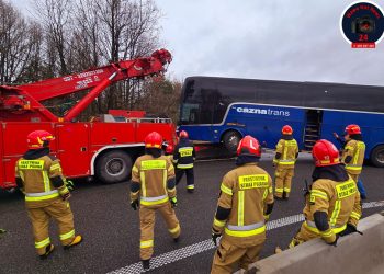 Wesoła. Autokar zawisł na betonowych barierach