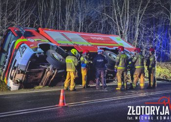 Strażackie Volvo w rowie na DW328