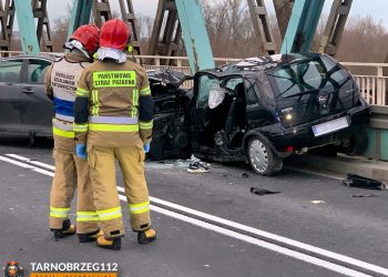 Tarnobrzeg. Czołowe zderzenie osobówek na moście