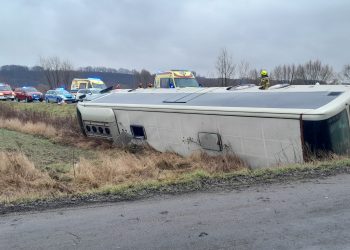 Autobus w rowie na DW550. Dwie osoby poszkodowane