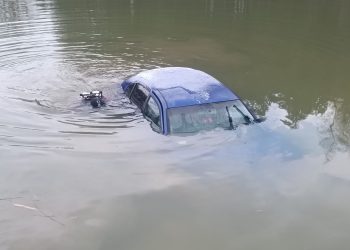 Wjechała samochodem do stawu. Akcja strażaków w Kowalowej