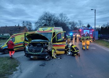 Zderzenie karetki z osobówką. Jedna osoba ranna