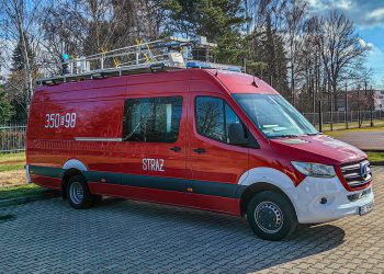 Kompanijny samochód dowodzenia i łączności skierniewickich strażaków