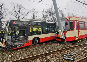Zderzenie tramwaju z autobusem w Gdańsku. Są ranni